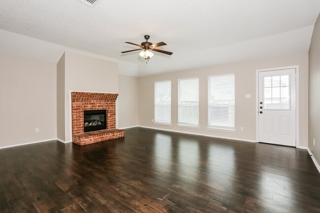 Building Photo - 720 Duke Dr
