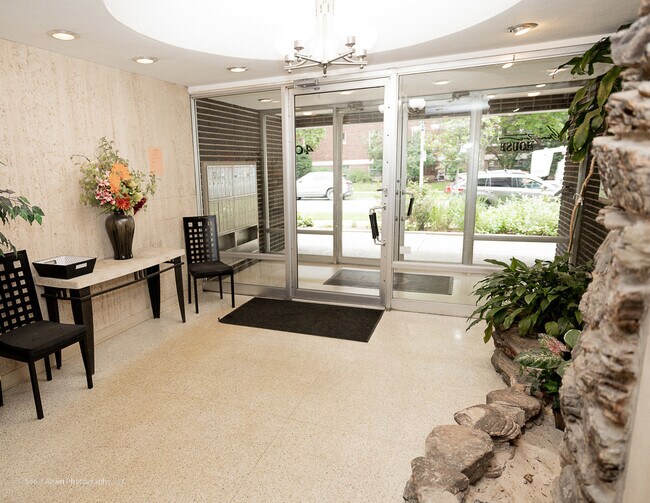 Foto del edificio - 401 S Grove Ave