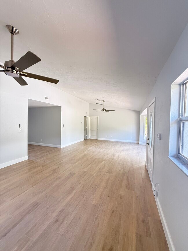 Building Photo - 25356 Pinson Dr