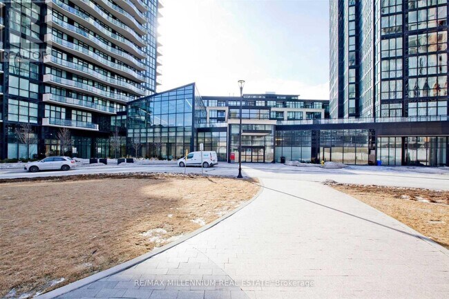 Photo du bâtiment - 2910 Hwy 7