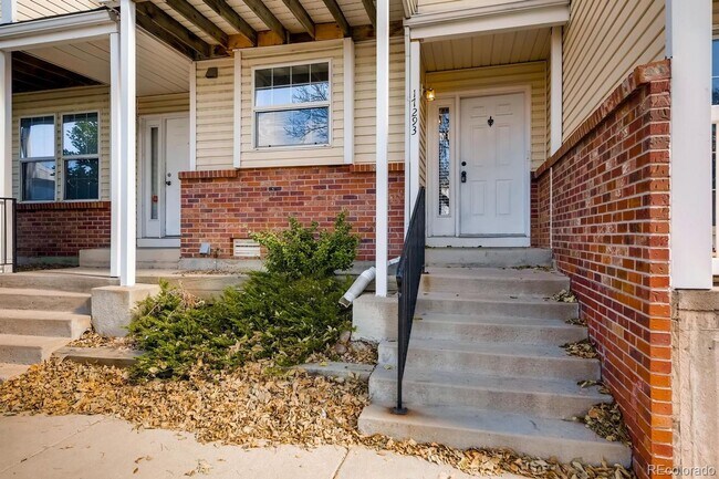 Building Photo - 2 Bedroom Townhome Near Buckley Air Force Base