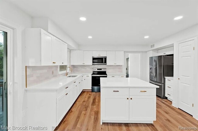 Building Photo - Beautiful Newly Remodeled 4-Bedroom House ...