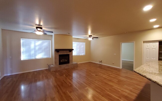 Foto del edificio - Three Bedroom Home