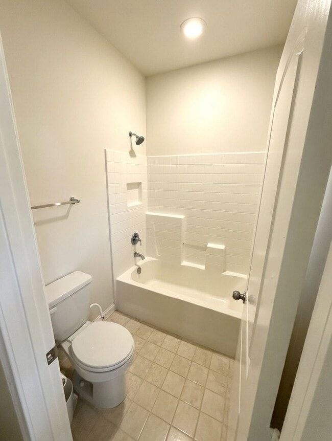 Foto del edificio - Charming 3BR Home with Modern Kitchen, Versatile Loft, & Private Backyard