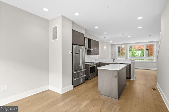 Building Photo - 634 N 5th Street Unit 4
