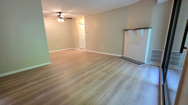 Foto del edificio - 705 Meadowbrook Dr