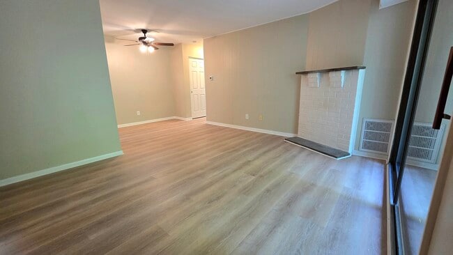 Building Photo - 705 Meadowbrook Dr