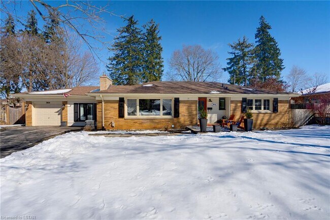 Building Photo - STUNNING 4 Bedroom Home in Byron * LARGE YARD with POOL * Finished basement