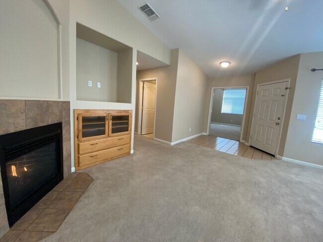 Foto del edificio - Cozy 3 Bedroom With A Large Den!