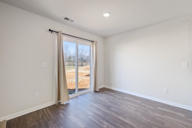 Building Photo - Modern 3BR Home with Granite Kitchen & 2-Car Garage – Minutes from Downtown in Meredith Woods!