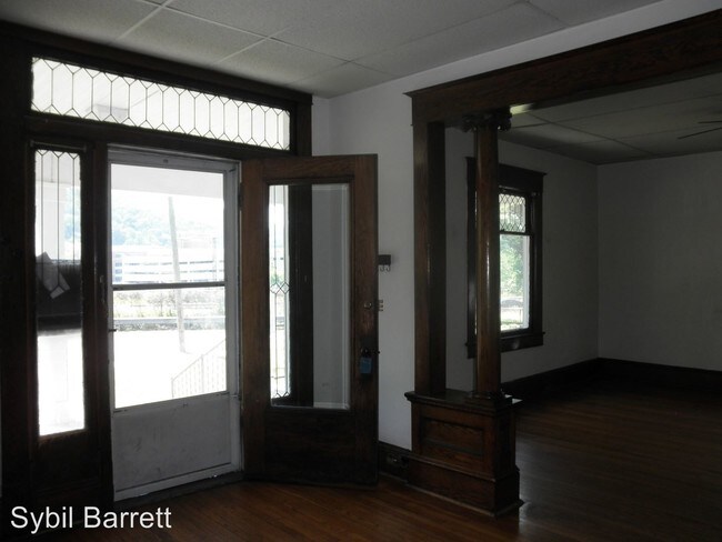 Building Photo - 1415 Clarke Ave SW
