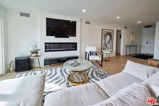 Foto del edificio - 1121 N Olive Dr