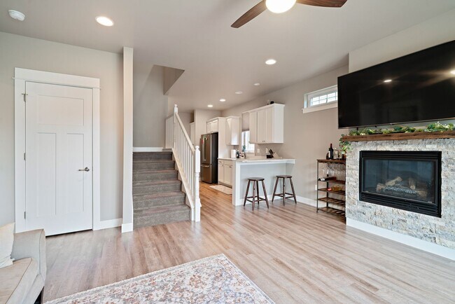 Building Photo - Modern 4-bedroom 3-bathroom Home