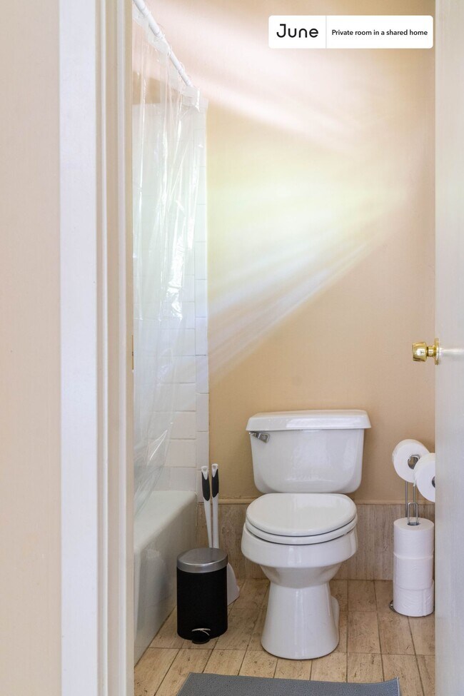Building Photo - Room in Shared 3 bed/2 bath home