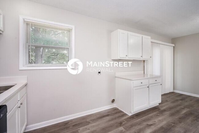 Building Photo - 3 Bedroom Pet-Friendly Home in Louisville, KY with Main Street Renewal