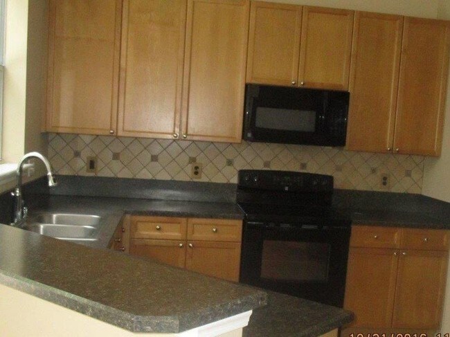 Building Photo - Beautiful 4 bedroom 2.5 bath home