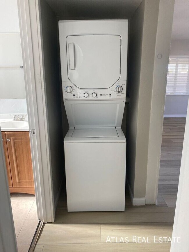 Building Photo - 1741 W Desert Cove Ave