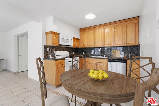 Foto del edificio - 1635 S Beverly Glen Blvd