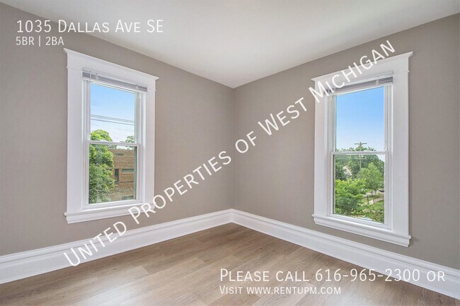 Foto del edificio - Available Now | 5 Bed 2 Bath Single Family...