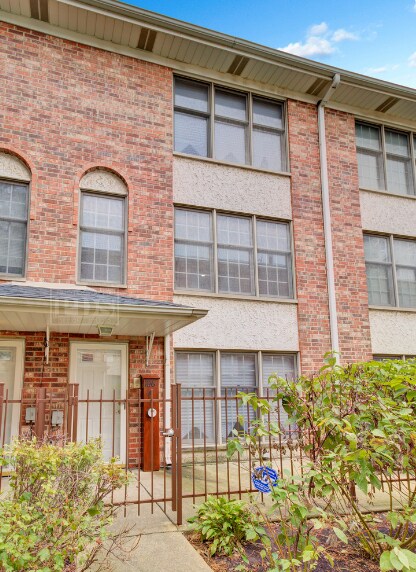 Building Photo - 1116 Des Plaines Ave