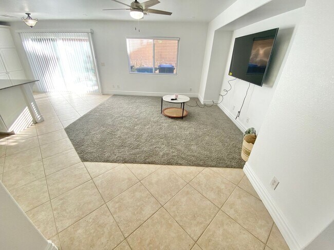 Foto del edificio - STUNNING 2 STORY HOME IN A GUARD GATED COM...