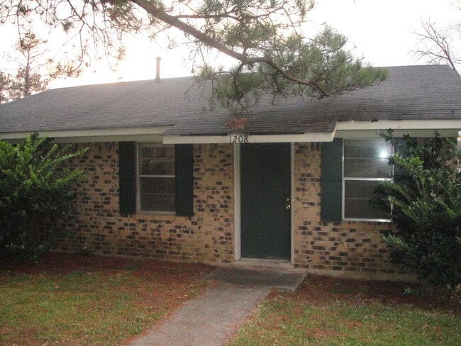 Building Photo - 1208 N Pines Dr