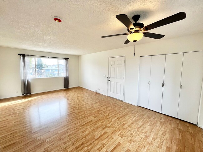 Building Photo - Beautifully Updated 3B 1BA Unit in Lemon G...