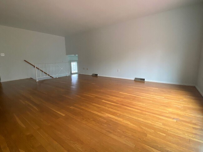 Foto del edificio - 6-Bedroom Single Family Home