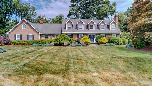 Beautiful Colonial Cape with Fireplace, De... - Beautiful Colonial Cape with Fireplace, De... House