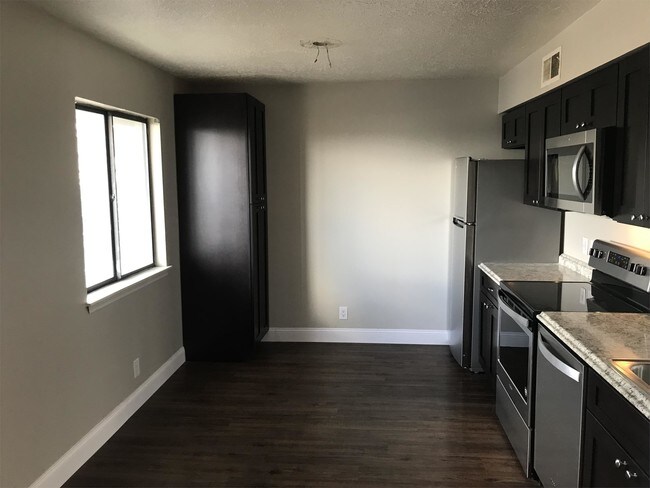 Foto del edificio - 11912 Indian School Rd NE