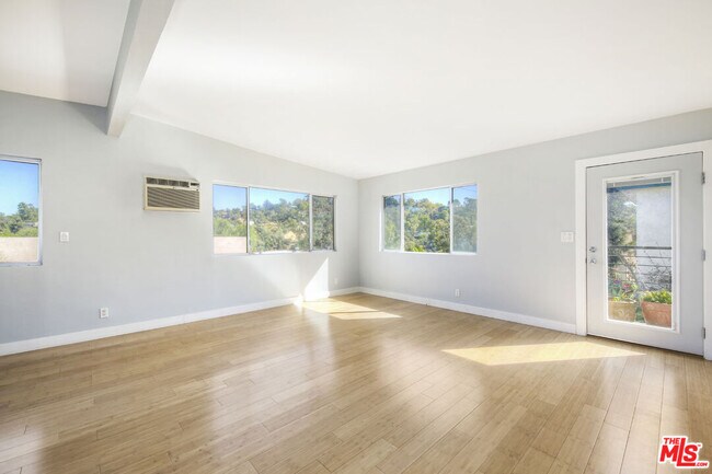 Foto del edificio - 2245 Silver Ridge Ave