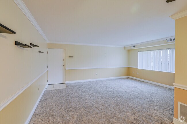 1 habitación, 1 baño, 700 pies cuadrados, sala de estar - 903 Mount Royal Blvd