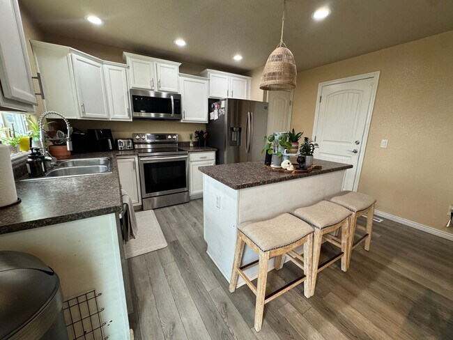 Foto del edificio - Modern 3BR/3BA Two-Story Home with Open Layout, Stainless Steel Kitchen & Low-Maintenance Living