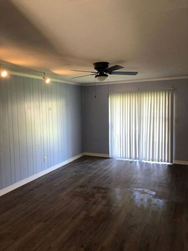 Building Photo - 1bedroom 1 Bath Condo In Palms West Off Pe...