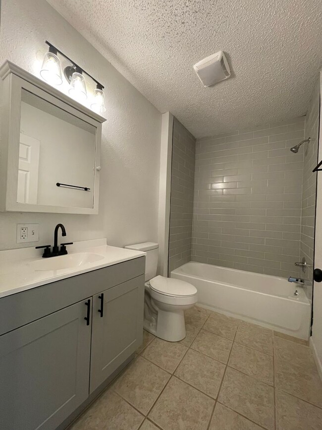 Foto del edificio - Renovated Charm Meets Modern Comfort – 3-B...