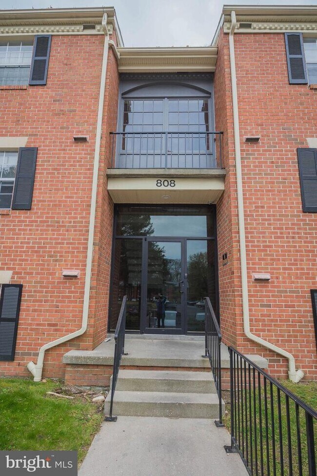 Building Photo - 808 College Ln