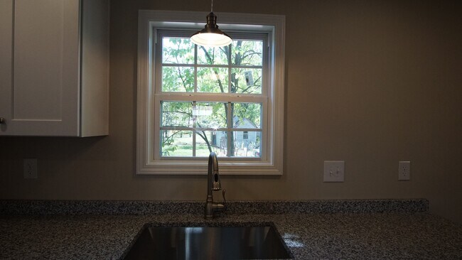 Building Photo - 5 Vine Street, Unit B