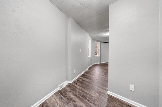 Building Photo - Recently Renovated 2bd / 1ba Townhouse on ...