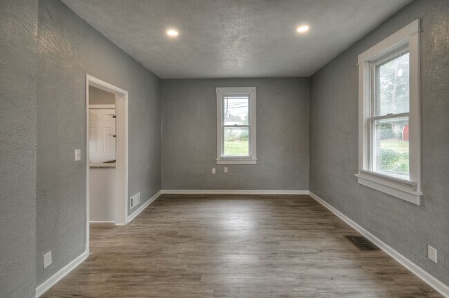 Building Photo - Beautifully updated 3-bedroom, 1-bath home that’s move-in ready.