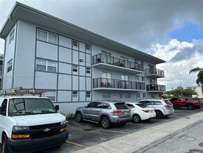 Building Photo - 1100 NE 1st Ct