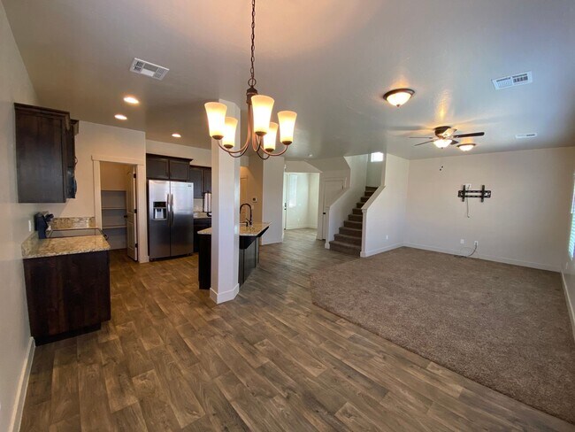 Foto del edificio - Gorgeous Home with HUGE backyard and play-set.