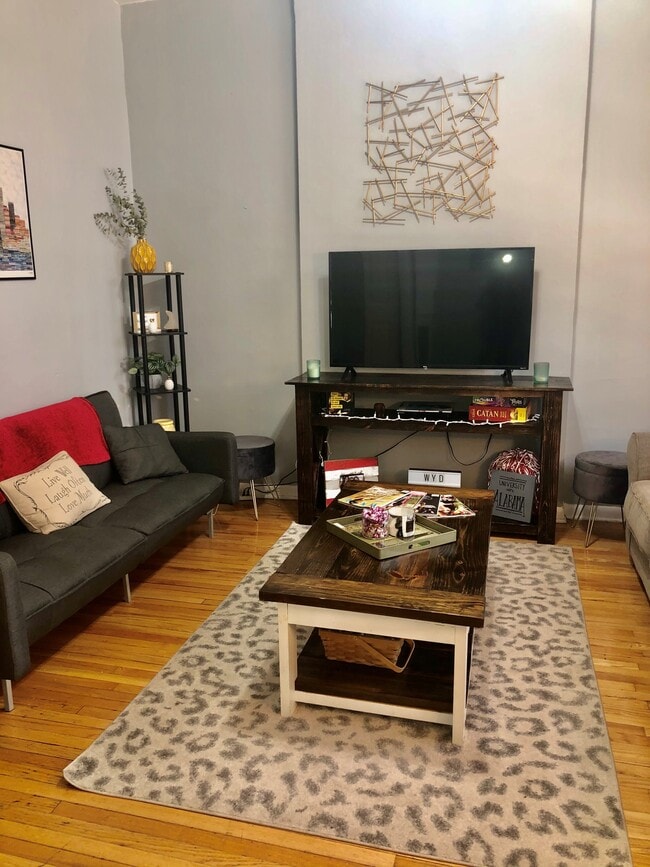 Foto del edificio - 2243 N Bissell St