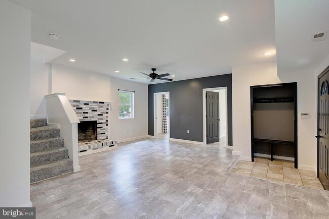 Building Photo - 5645 Battee Dr