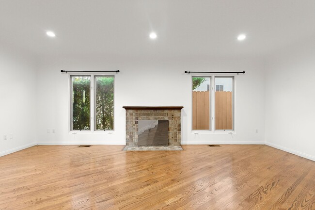 Foto del edificio - (Ellie:B) 900-902 Havenhurst Drive &amp; 8117 Willoughby Avenue