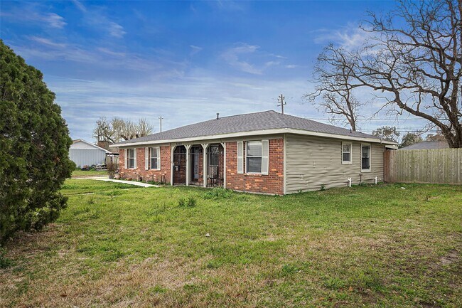 Foto del edificio - 5303 Heatherbrook Dr