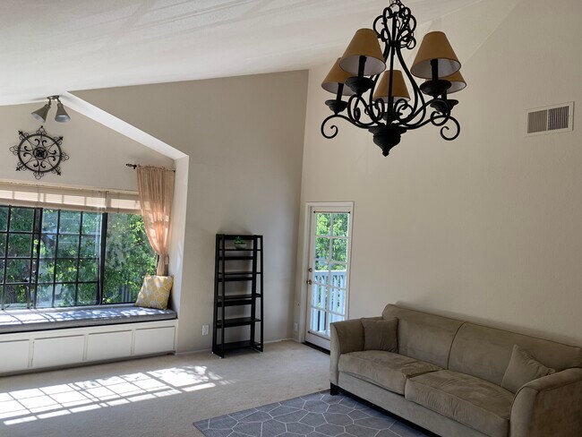 Foto del edificio - 4084 Crystal Dawn Ln