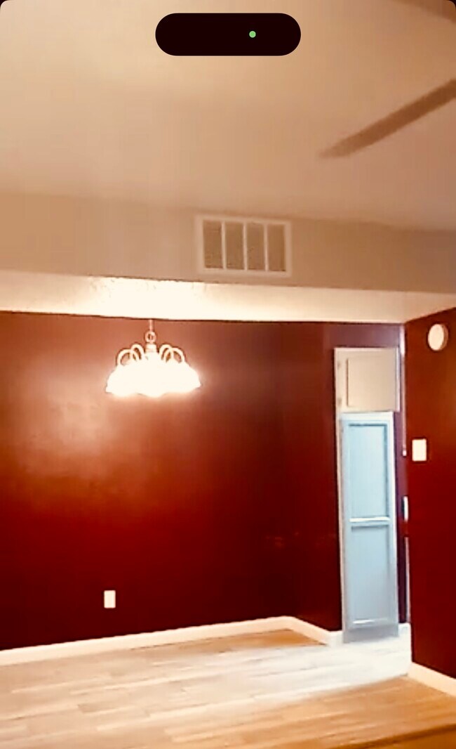 Foto del edificio - 6646 E Lovers Ln