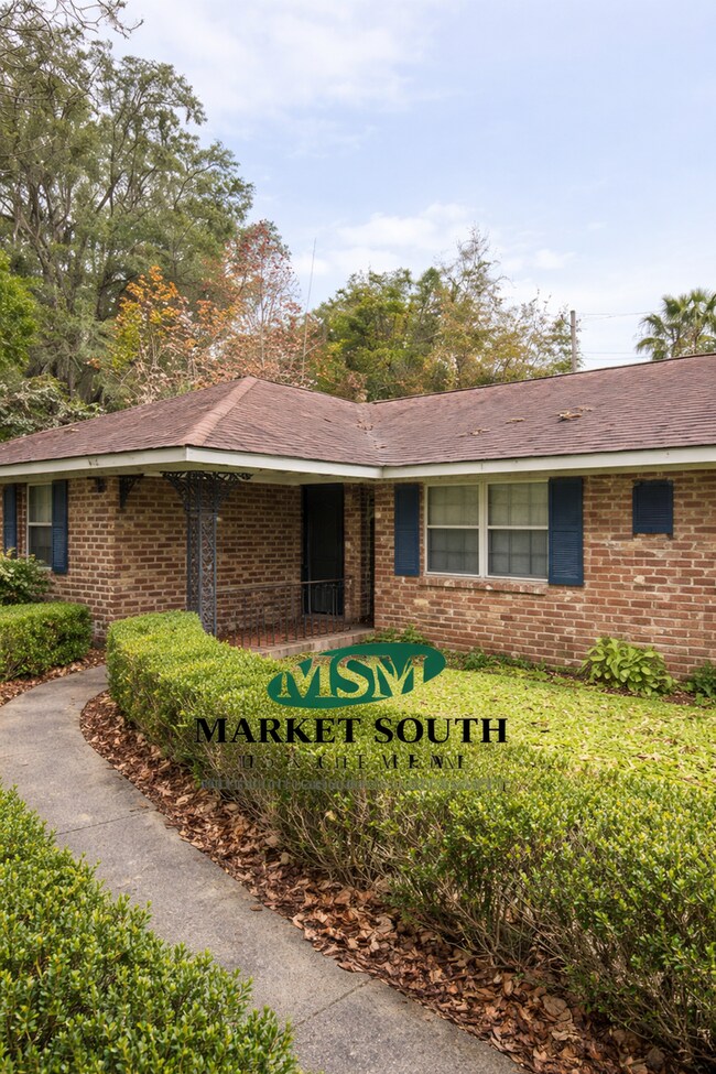 Foto del edificio - **REDUCED!!!! UPDATED MIDTOWN BEAUTY!!