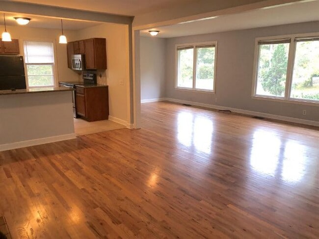 Building Photo - 9035 Forest Lawn Dr