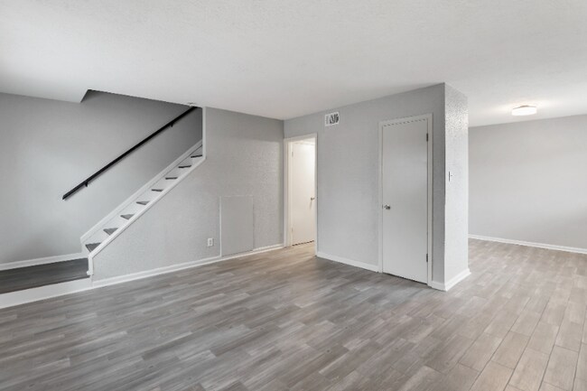 Building Photo - 1045 Deesport St